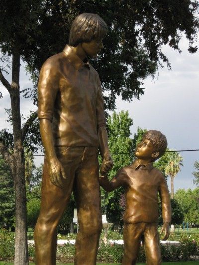 staymer-statue