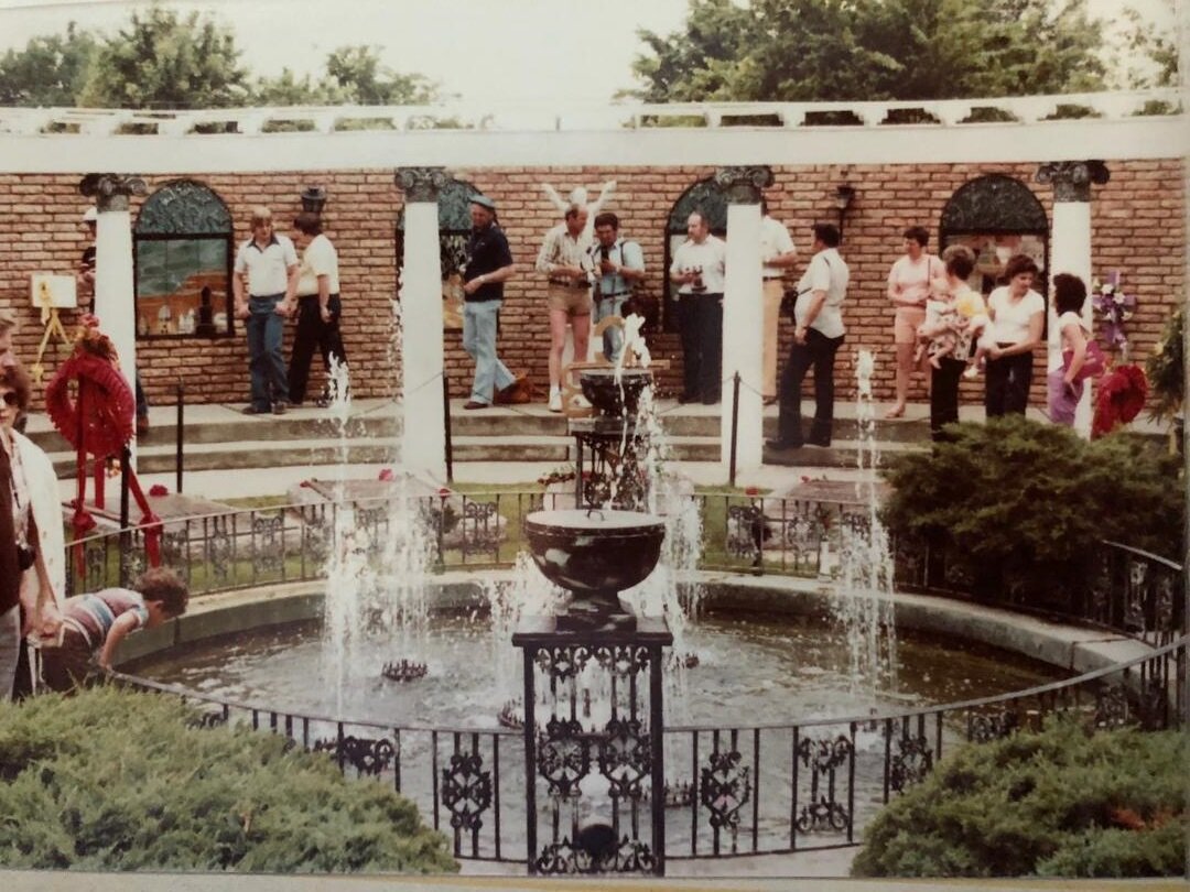  Fans visit the graves of Elvis Presley, his father, and his grandmother on the grounds of Graceland Mansion in Memphis in the early 1980s. Photo: Newvine Personal Collection 