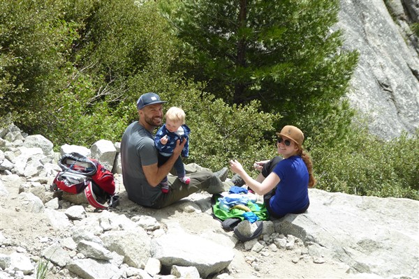  This family extended hospitality to Francois during his time in Yosemite. The caption from his website reads “on peut randonner à tout âge.” Translated, the phrase means “you can hike at any age.” Photo: [http://velo.hennebert.fr/][0] 