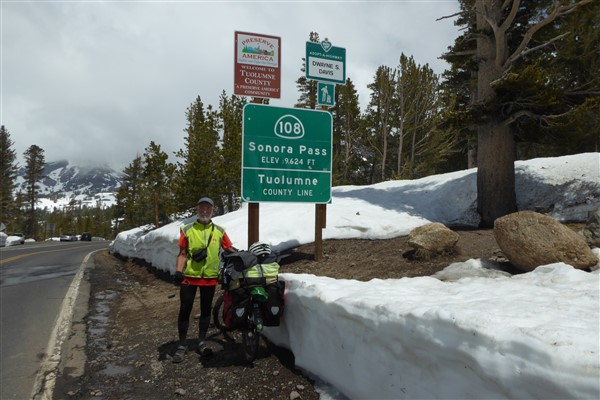  Just an ordinary bicyclist taking in the vistas throughout California. Francois Hennebert at the Sonora Pass in Yosemite. Photo: [http://velo.hennebert.fr/][0] 