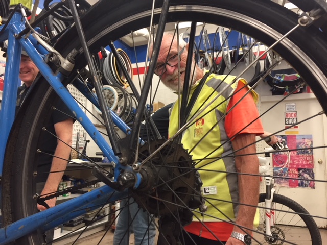  François enjoyed his repair pit stop at Kevin’s Bikes in Merced.  Photo: Steve Newvine. 
